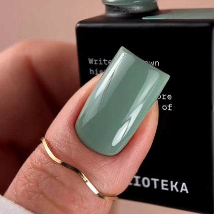BIBLIOTEKA Esmalte en gel №018 Musgo 10ml - Color verde cálido
