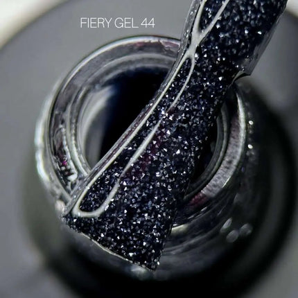 Esmalte en gel Saga Fiery №44 Negro con matiz azul 9ml